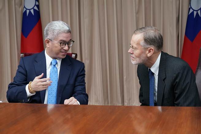 外交部政次徐斯儉與美國在台協會台北辦事處處長酈英傑共同出席「臺美太平洋防疫援助線上對話」。（外交部提供）