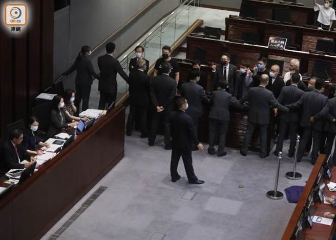 香港《国歌条例草案》三读通过。（东网）