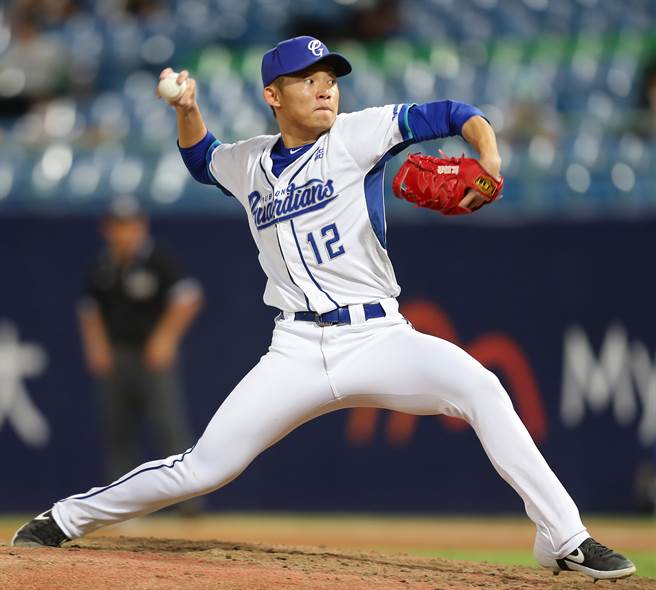 富邦悍将先发投手江国豪。（季志翔摄）