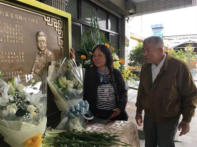 李承翰父親及母親看著兒子李承翰的雕像，依依不捨。（廖素慧攝）