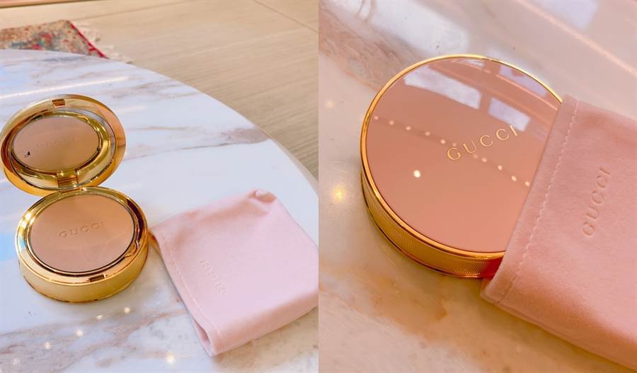 Gucci柔焦凝光粉餅表面飾有Gucci字樣，設計為可換替芯的按鈕式粉盒，並綴有金色飾邊及內附鏡子。NT2,450元。（圖／邱映慈攝影）
