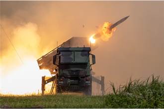 國軍飛彈射擊操演 雙聯裝刺針及雷霆2000火箭超震撼