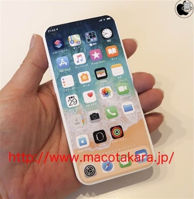 日本部落格《Mac Otakara》分享宣稱是 iPhone 13(2021年新iPhone)的機身模型，「瀏海」消失顏值飆升！(摘自Mac Otakara)