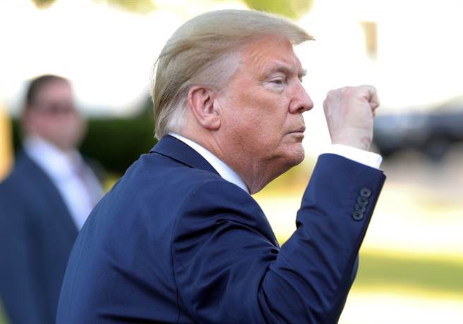 美国总统川普1日在圣公会圣约翰教堂（St. John's Episcopal Church）拍完照后，边对空挥拳，边走回白宫。（路透）