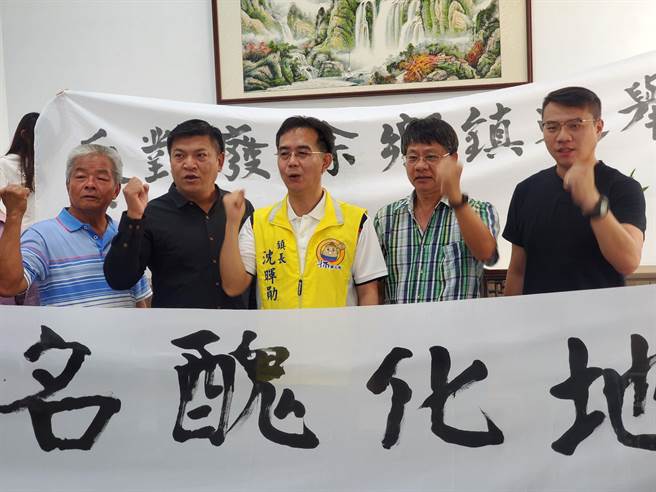 斗南鎮長沈暉勛（右三）與部分鎮代今（5日）發難拉白布條抗議，左二是副主席黃景鴻，右一是民進黨籍鎮代林兆騰。（周麗蘭攝）