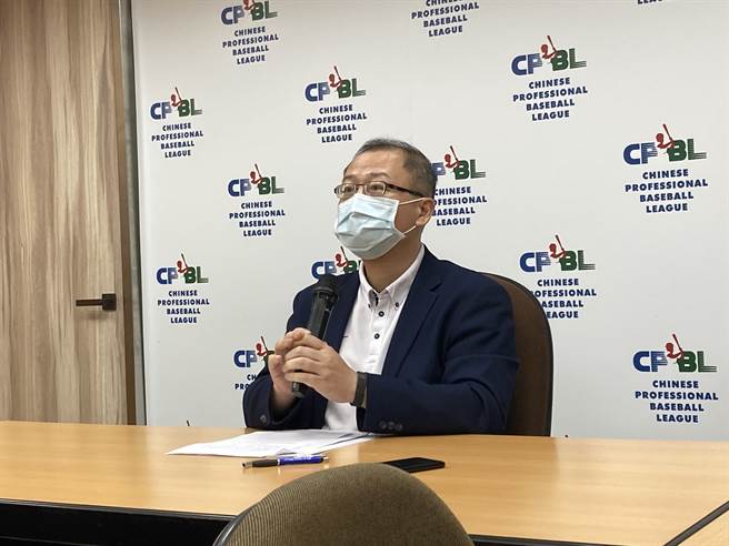 中职会长吴志扬今日宣布7日起中职看球在座位上不用戴口罩。（邓心瑜摄）