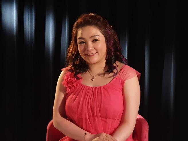 艺人凌威威自爆2富商正在追求。(照片/游定刚 拍摄)