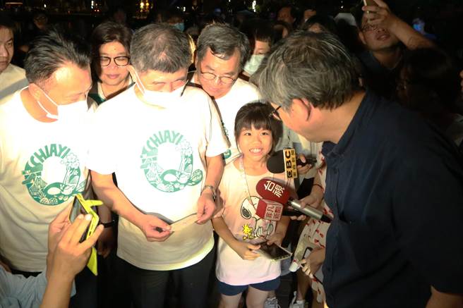 小女童送衛福部長陳時中（前左二）卡片，感謝陳為台灣防疫的付出。（許素惠攝）