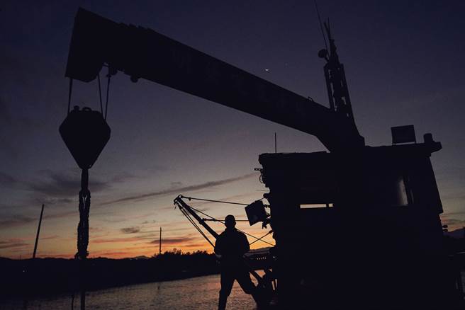 趁着涨潮出海，清晨天未明就全员待机已是家常便饭。（图／陈敏佳摄）