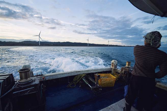 经过数十分钟的航行，可以抵达位于近海的定置渔场。（图／陈敏佳摄）