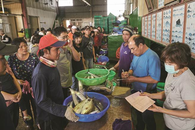 来这里买鱼最重要的就是眼明手快！抢新鲜。（图／陈敏佳摄）
