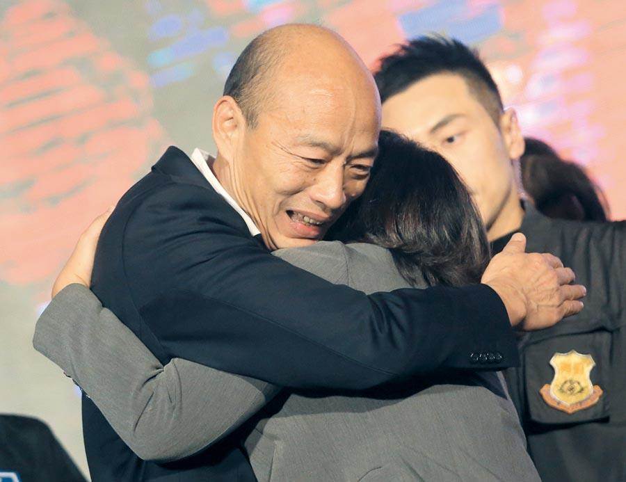 2020年1月11日，韓國瑜在總統選舉中落敗，並在晚間前往高雄市黨部，向民眾表達感謝之意，並與支持者擁抱彼此安慰。（范揚光攝）