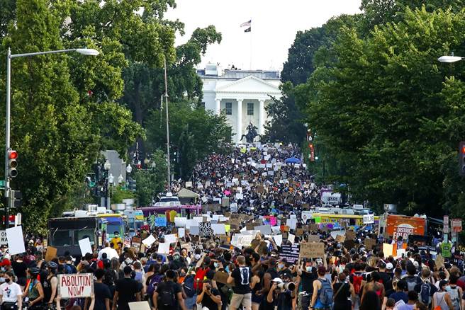 抗议警察执法过当，美国首都华府街头6日聚集成千上万抗议人士，当局预估多达20万人，可能是华府史上最大规模的抗争游行。（图／美联社）