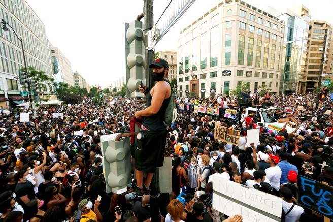 不顾感染新冠肺炎的风险，华府6日涌入数万民眾，抗议非裔男子遭警察不当执法丧命。（图／路透社）