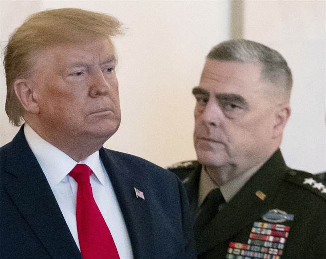 美国总统川普（左）和美军参谋首长联席会议主席米利在白宫的资料照。（美联社）