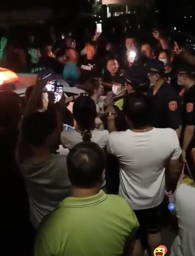 台南检举达人苏大妈昨晚被赶出拱天宫香客大楼，因不配合警方盘查被带回派出所，过程还袭警7日上午被移送法办。（民眾提供／巫静婷苗栗传真）