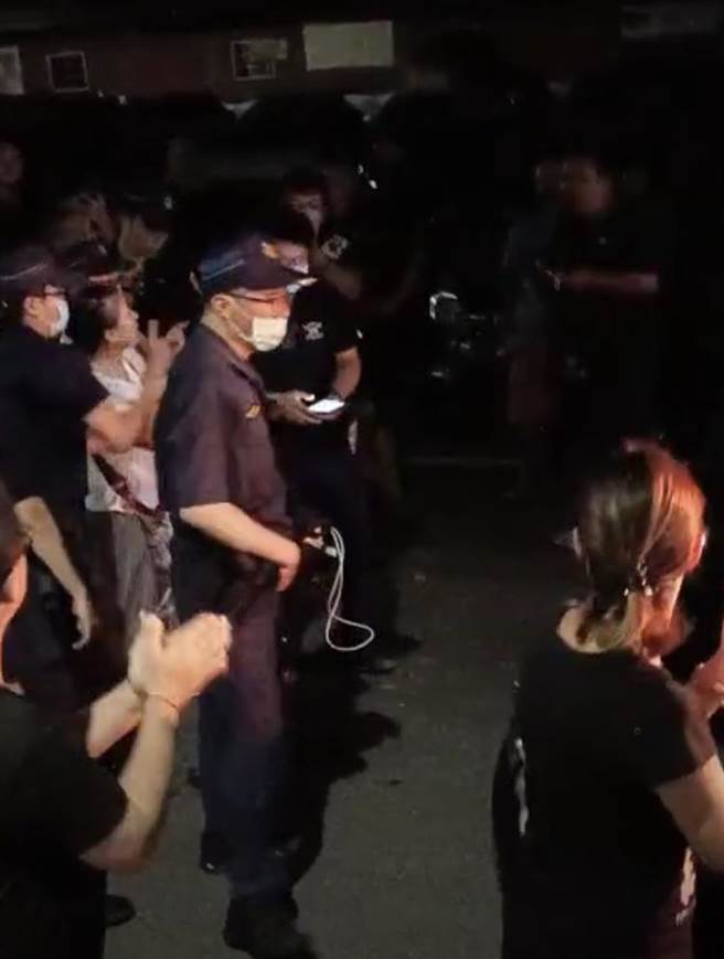 台南检举达人苏大妈昨晚被赶出拱天宫香客大楼，因不配合警方盘查被带回派出所，过程还袭警7日上午被移送法办。（民眾提供／巫静婷苗栗传真）