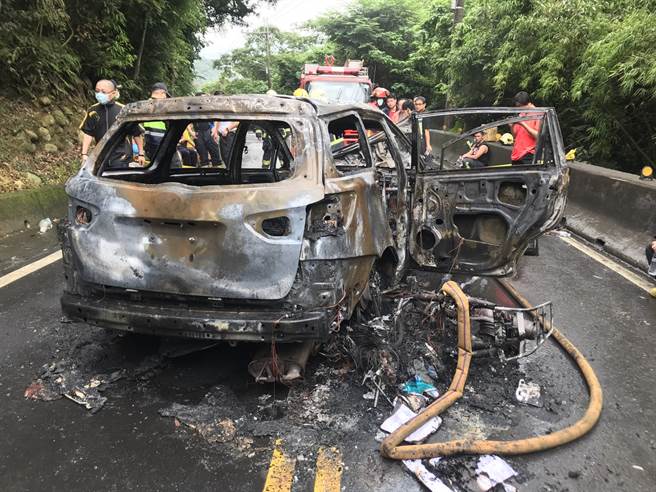 林口壽山路休旅車擦撞起火，1老婦燒死車上5人送醫。(吳家詮翻攝)
 
