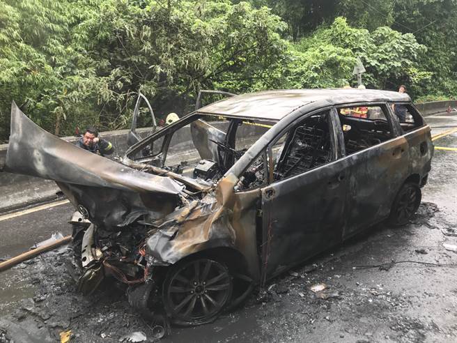 林口壽山路休旅車與貨車及機車後擦撞衝撞起火，1老婦燒死車上5人送醫。(吳家詮翻攝) 