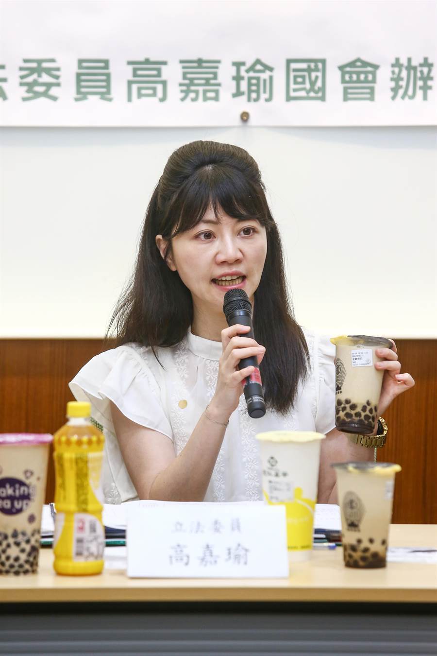 民進黨立委高嘉瑜8日於立法院召開記者會表示，在台灣，16-18歲且有喝手搖杯飲料的人，每週喝超過7次的，占了52.8％。未來將要求衛福部除了要大力宣導含糖飲料對健康的危害之外，也必須要求每杯飲料都能標示出糖量及熱量，讓消費者能了解自己攝取的糖分及熱量是否已超過標準。（鄧博仁攝）