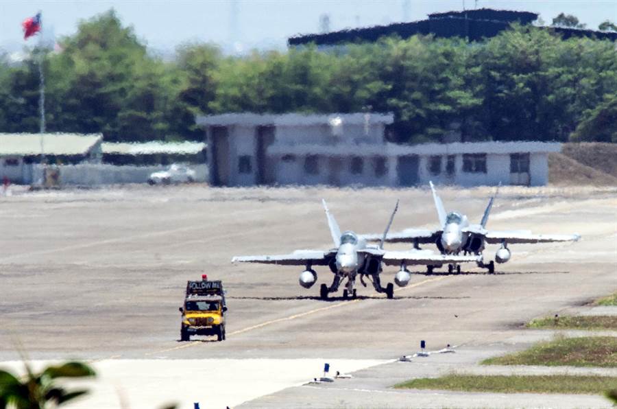 2015年4月3日台南市／两架F18在引导车（俗称follow me）带领下准备起飞。