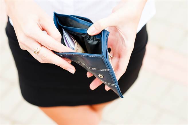 母出门误拿儿子皮夹 打开一看怒火中烧(示意图／达志影像)