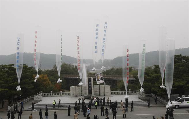 韩国脱北者「北韩自由斗士」团体向北韩发送传单，北韩也打算对韩国空飘传单以做反制。(图/美联社)