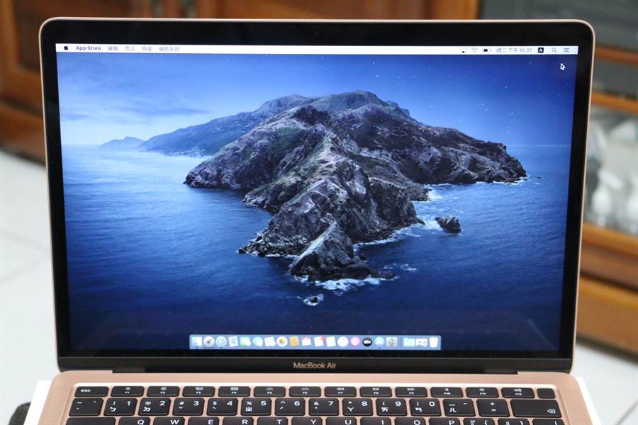 蘋果今年年初發表，搭載英特爾第十代處理器的 MacBook Air。按照財經外媒與分析師的看法，這很可能是最後一代採用英特爾處理器的 Mac。(黃慧雯攝)