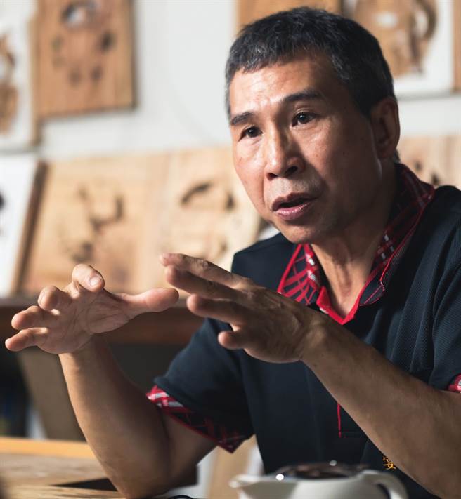蔡杨吉老师人生近半世纪的时光都奉献在木雕工艺之上。（图／翁子恒摄）