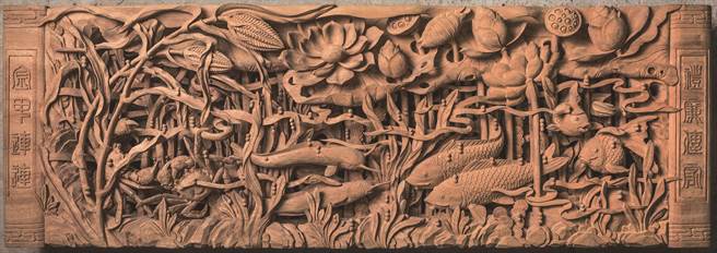 传统木雕界有一口诀是「铺面顾边、镂空均匀、串接牢靠、内枝外叶」。（图／翁子恒摄）