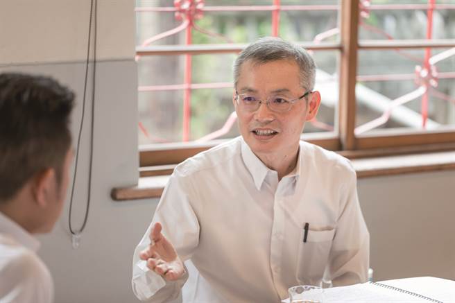 新竹市市长林智坚与鸿梅文化艺术基金会创办人陈添顺进行跨界对谈，谈香山与新竹愿景。（图／翁子恒摄）
