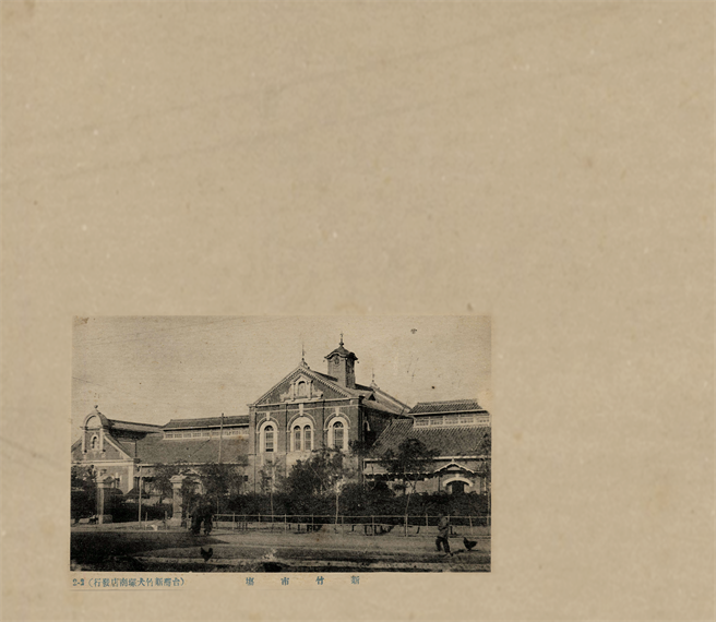 日治时期，东门市场据说是当时全岛规模最大的市场。（图／国家图书馆、国立台湾图书馆授权）