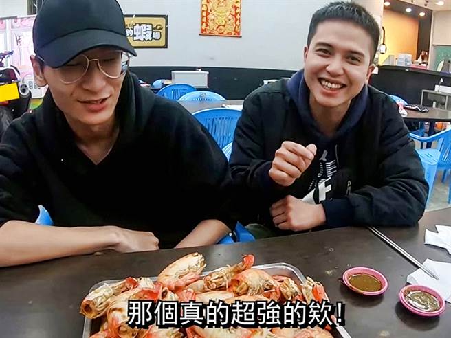 戴嘉峻(图右)常常客串好友的YouTube影片来宾，分享钓鱼、钓虾的成功经验。