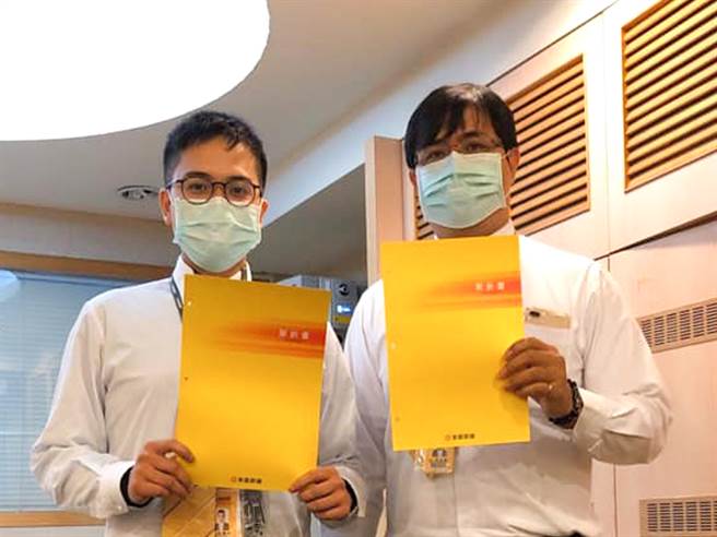 戴嘉峻(图左)在师父杨琮宪(图右)的指导下，月月都有业绩成交。