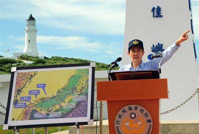 马英九2012年首次登彭佳屿岛礁，宣示距彭佳屿146公里外的钓鱼台主权。(摘自马英九脸书)