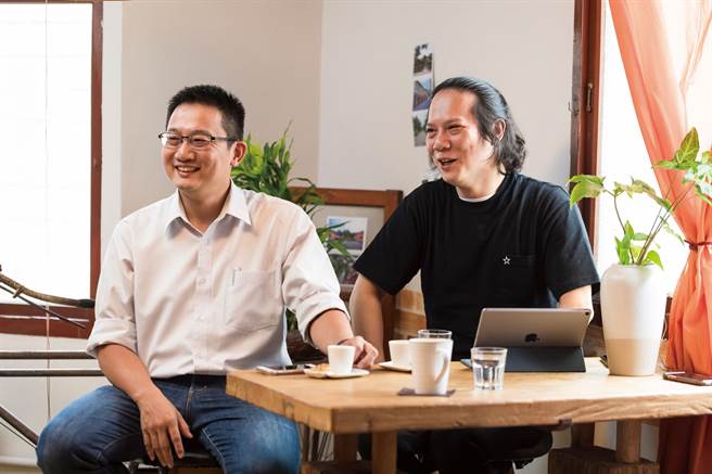 鸿安堂第四代谢杰然（右）和谢坤育（左）。（图／翁子恒摄）
