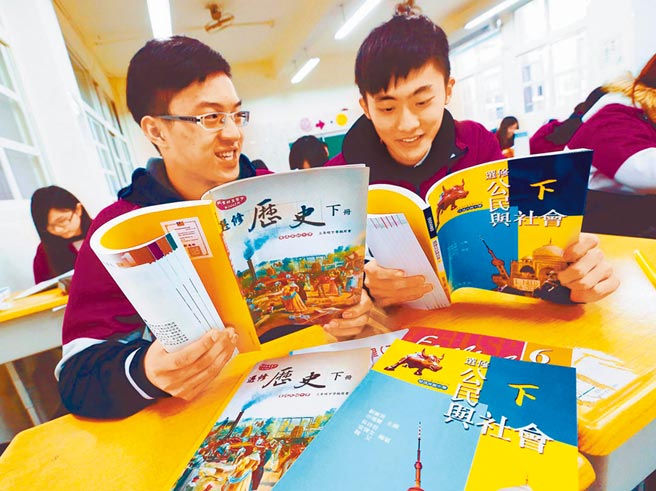 去中國化教育已養成，台灣年輕人的大中國情懷不再。圖為高中生研讀歷史教科書。（本報資料照片）