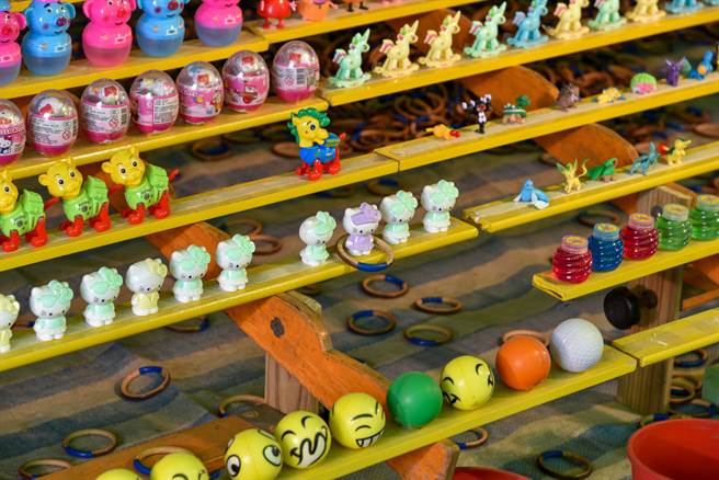 有位民眾不满表示，因为家人玩「套圈圈」游戏时连续中3次奖，竟被摊商老板提出要「丢远一点」，对此相当傻眼。（示意图/达志影像/Shutterstock）