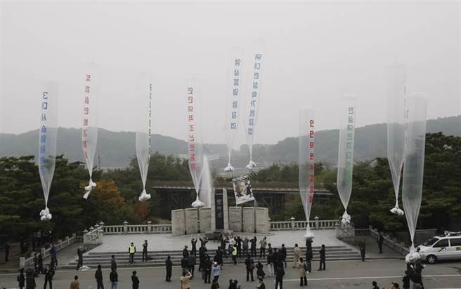 韩国「北韩自由斗士」团体常以空飘气球向北韩发送传单，成了北韩中断两方交流的理由，于是韩国政府起诉「北韩自由斗士」。(图／美联社)