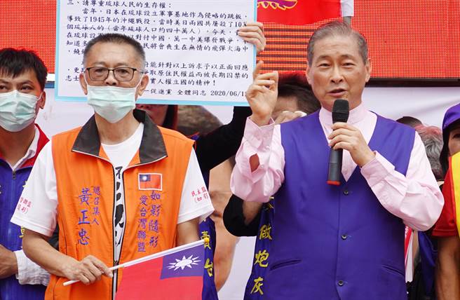 愛台灣聯盟總召集人黃正忠（左）與中華統一促進黨總裁張安樂（右）上台輪流致詞。（姚志平攝）