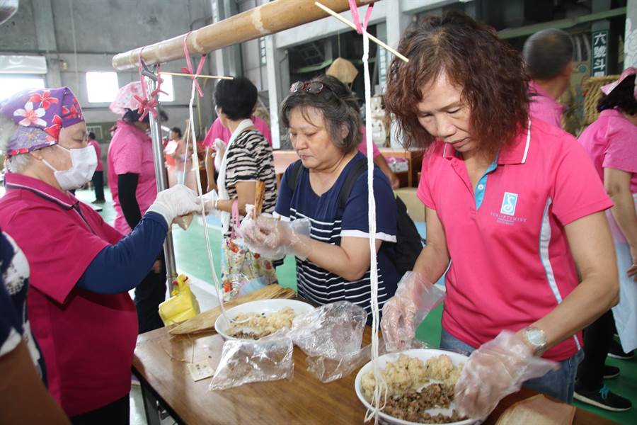 端午節即將來臨，關山鎮德高社區舉辦「德高旺粽」包粽活動。（台東縣政府提供／莊哲權台東傳真）