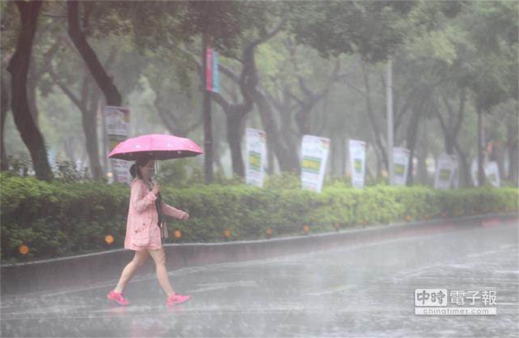 雨用倒的！大台北3地區1級淹水警戒。(資料照)
