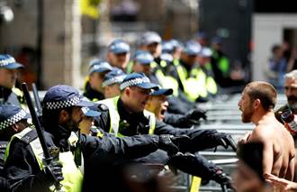 影》倫敦示威爆流血衝突 警被揍逮上百人