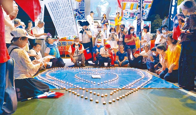 愛台灣聯盟、民主監督聯盟等13日在凱道舉行追悼高雄市議長許崑源活動，並在晚間點亮排列成愛心形狀的蠟燭。（姚志平攝）
