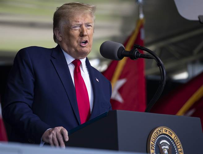 美国总统川普6月13日在西点军校毕业典礼致词的神情。（美联社）