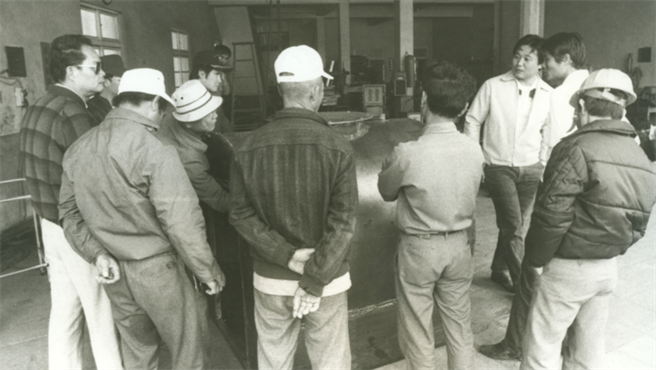 徐东志诱4人「寻宝」毒死铁桶内，案发后村民围观犯案铁桶。（中时资料照）