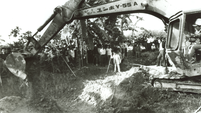 检警派出怪手挖掘遭徐东志杀害埋尸的残骸。（中时资料照）