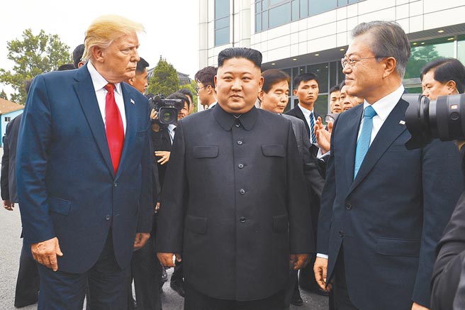 北韓13日揚言，「到了和南韓訣別的時候」，下一步就會採取軍事行動。圖為去年6月30日，美國總統川普（左）、北韓領袖金正恩（中）、南韓總統文在寅（右）在板門店會面時的情景。（美聯社）