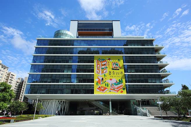 高雄市立图书馆总馆率先全国推出「挑书人计划」。（摄影/Carter）