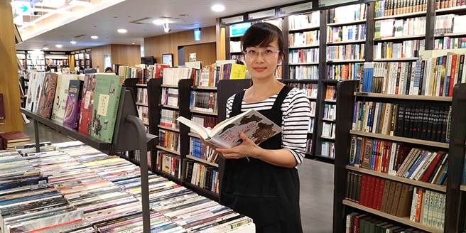 挑书人谢之馨，曾任茉莉二手书店店长、累计近17年挑书资歷。（摄影/Carter）